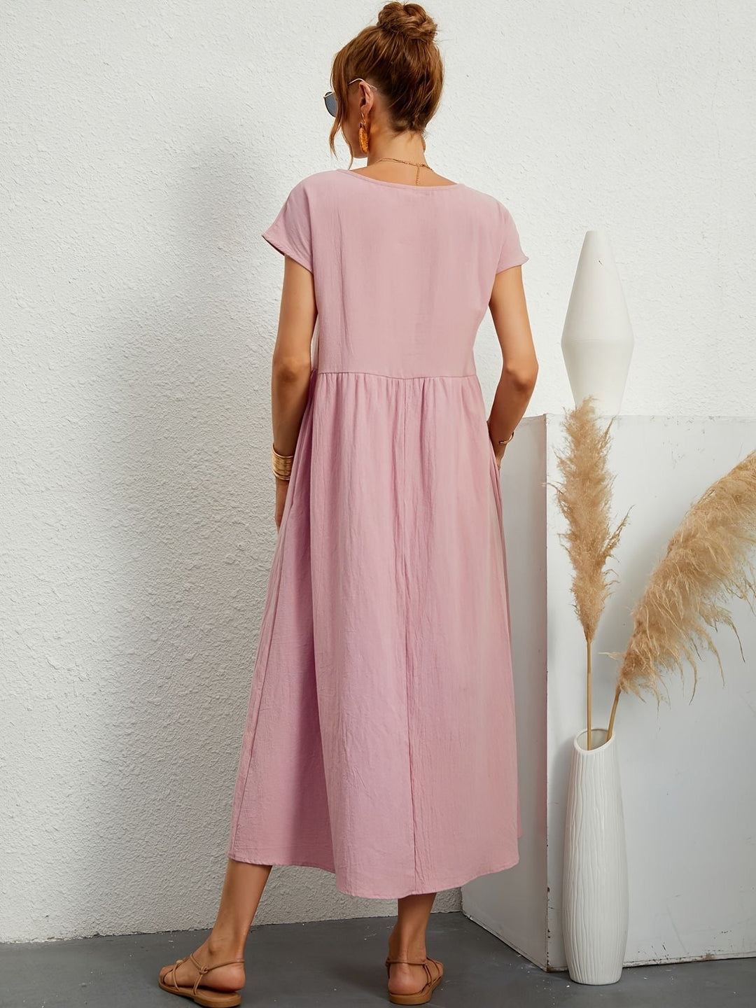 Vestido de mulher leve e versátil, ideal para um look casual elegante e confortável no verão.