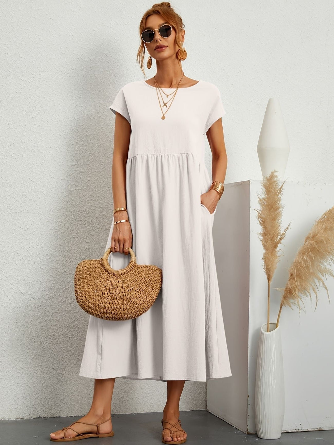 Vestido para mulher, casual chic e versátil, com tecido leve e confortável para o verão.
