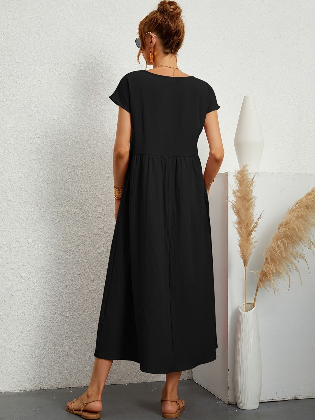 Roupa elegante e versátil para mulher: vestido fluido, leve, confortável e em cores vibrantes.