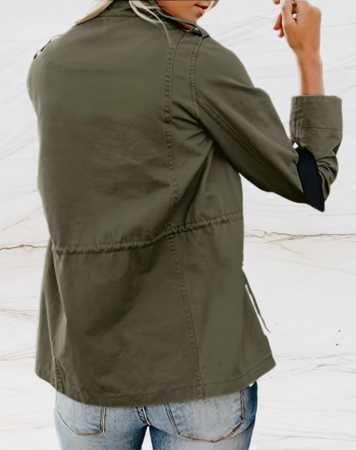 Detalhe da jaqueta feminina utilitária: tecido confortável, estilo elegante para o dia a dia e roupa moderna.