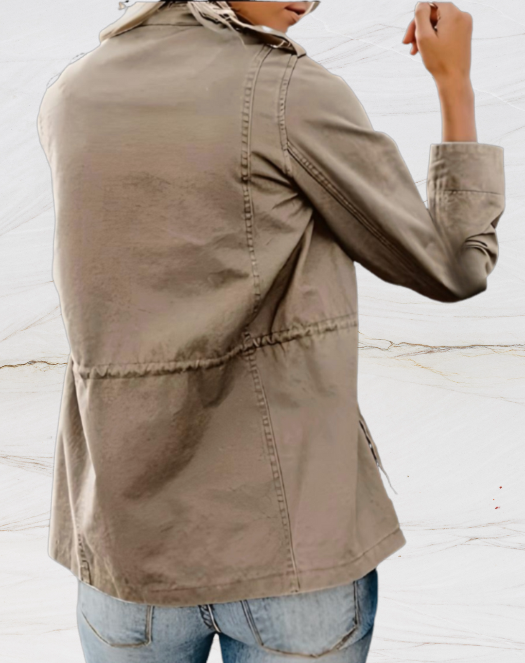 Detalhes de bolsos e botões da jaqueta feminina utilitária, moda casual, funcionalidade e estilo.