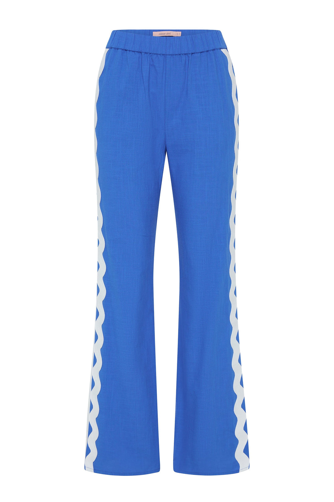 Conjunto feminino de verão para férias na praia, com detalhes de ondas bordadas em alto relevo.