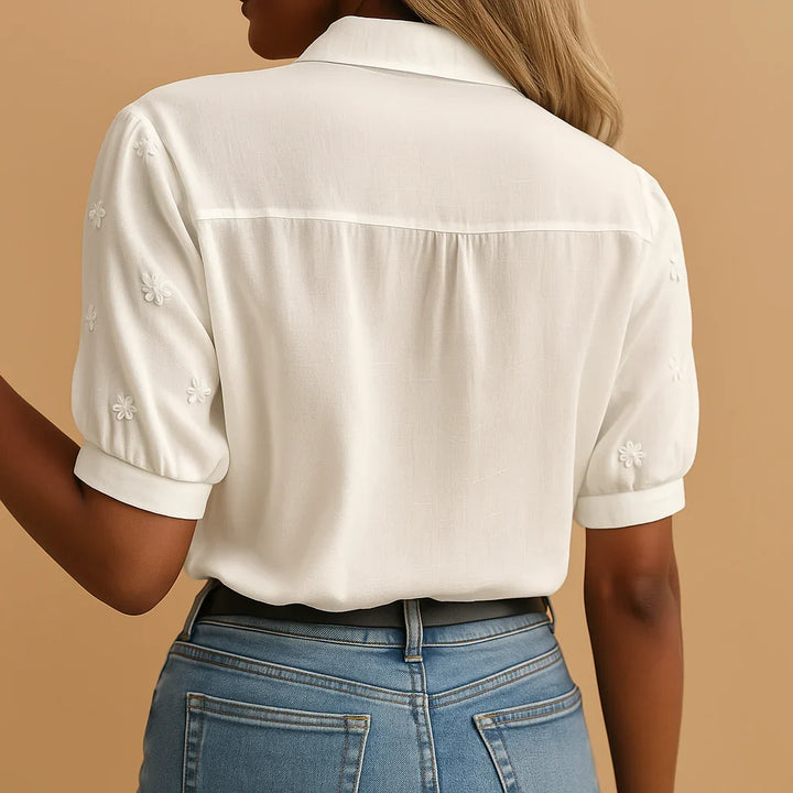 Blusa feminina casual chic Cambria, branca, com gola fenda, bordado e mangas bufantes para looks confortáveis.
