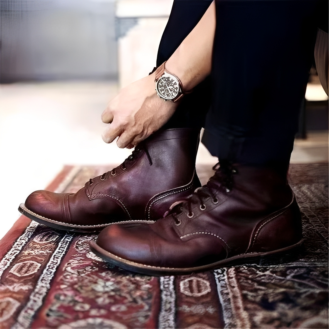 Coturnos masculinos clássicos de cadarço, em tom escuro, perfeitos para moda masculina e estilo casual durável. Versátil.