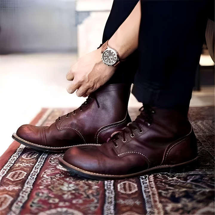 Coturnos masculinos clássicos de cadarço, em tom escuro, perfeitos para moda masculina e estilo casual durável. Versátil.