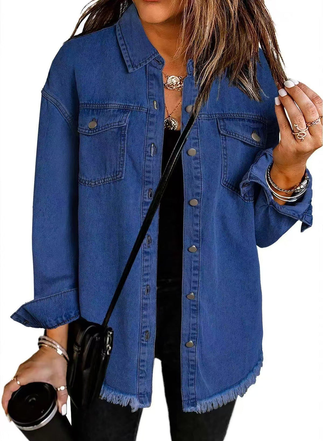 Jaqueta feminina moderna e versátil. Peça atemporal de estilo casual para qualquer estação com muito conforto.