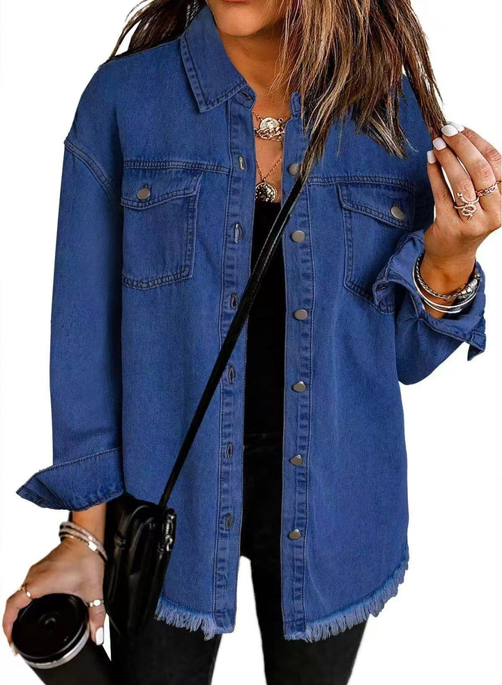 Jaqueta feminina moderna e versátil. Peça atemporal de estilo casual para qualquer estação com muito conforto.