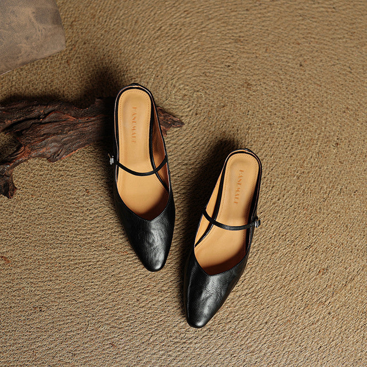 Ponta afilada e tacão elegante no sapato Orella, calçado feminino que combina estilo e conforto.