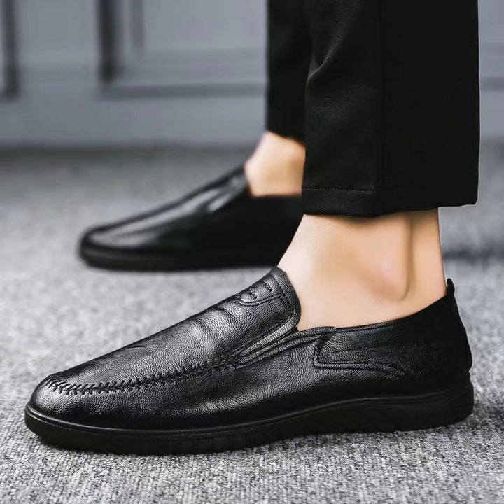 Mocassim de couro masculino preto, elegante e confortável, ideal para uso casual e formal.