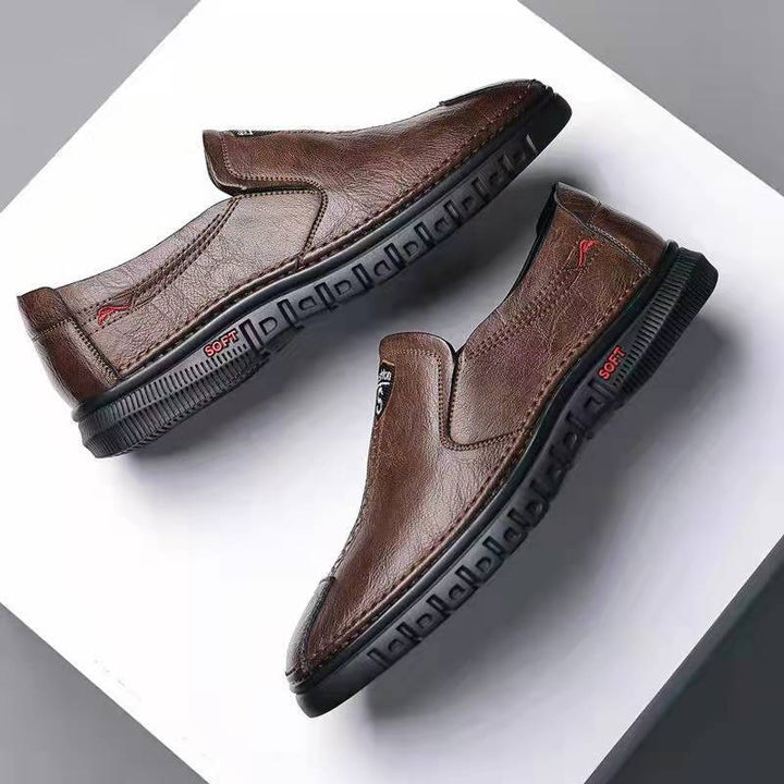 Mocassim masculino de couro genuíno premium marrom, costuras aparentes e sola antiderrapante. Conforto e estilo.