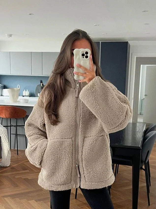 Agasalho feminino de inverno com capuz removível e zíper frontal, proporcionando calor e praticidade no frio.