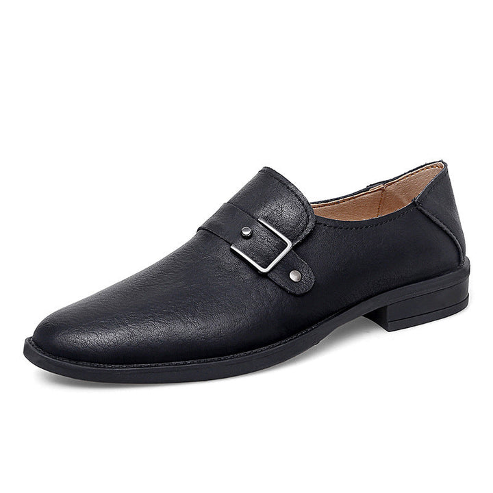 Mocassim masculino de couro com fivela sendo usado, mostrando como o sapato veste bem e oferece conforto casual.
