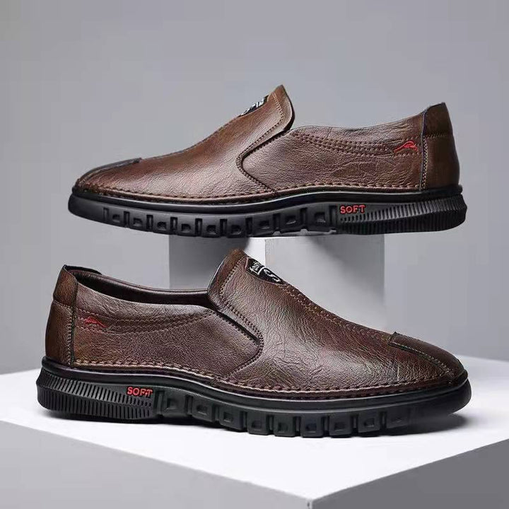 Perfil lateral de mocassim masculino casual slip-on de couro com sola antiderrapante. Design ergonômico para conforto.