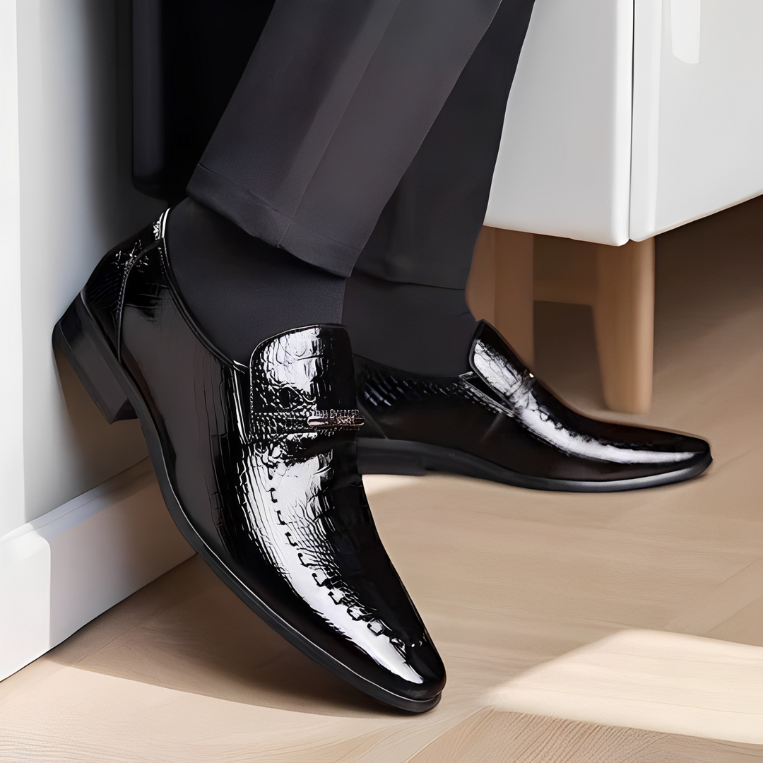 Sapato social masculino de luxo sem cadarço, com textura sofisticada e acabamento brilhante para eventos formais.