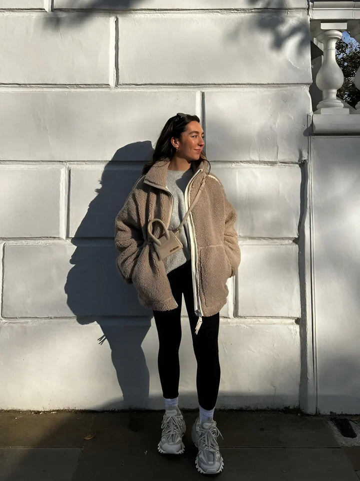 Jaqueta feminina de inverno com design moderno, ajuste confortável e quente. Perfeita para dias frios.