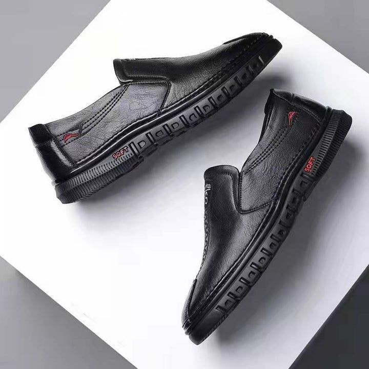 Visão frontal dos mocassins masculinos slip-on em couro preto. Design clássico e elegante para moda masculina.