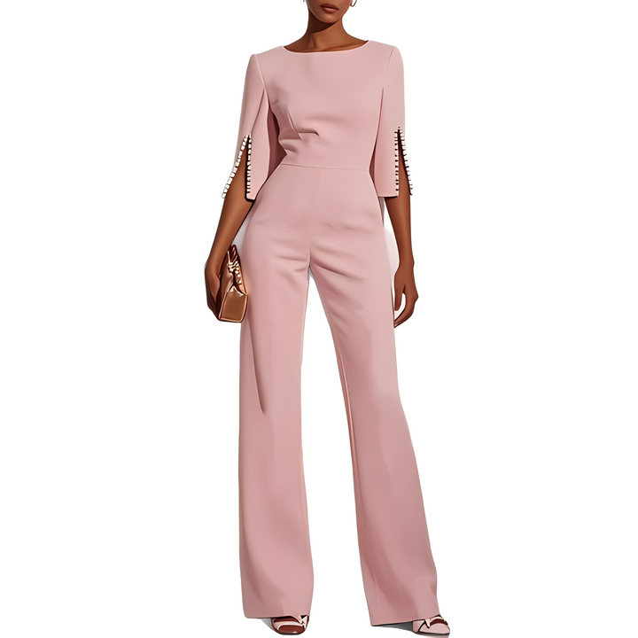 Macacão feminino branco elegante com mangas flare e pérolas. Peça versátil para festas, verão e look casual chic.