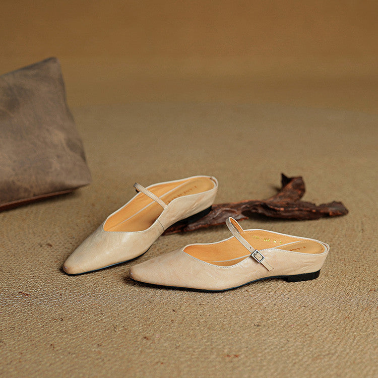 Detalhe da tira Mary Jane no sapato Orella, design clássico e elegante para sapatos femininos.