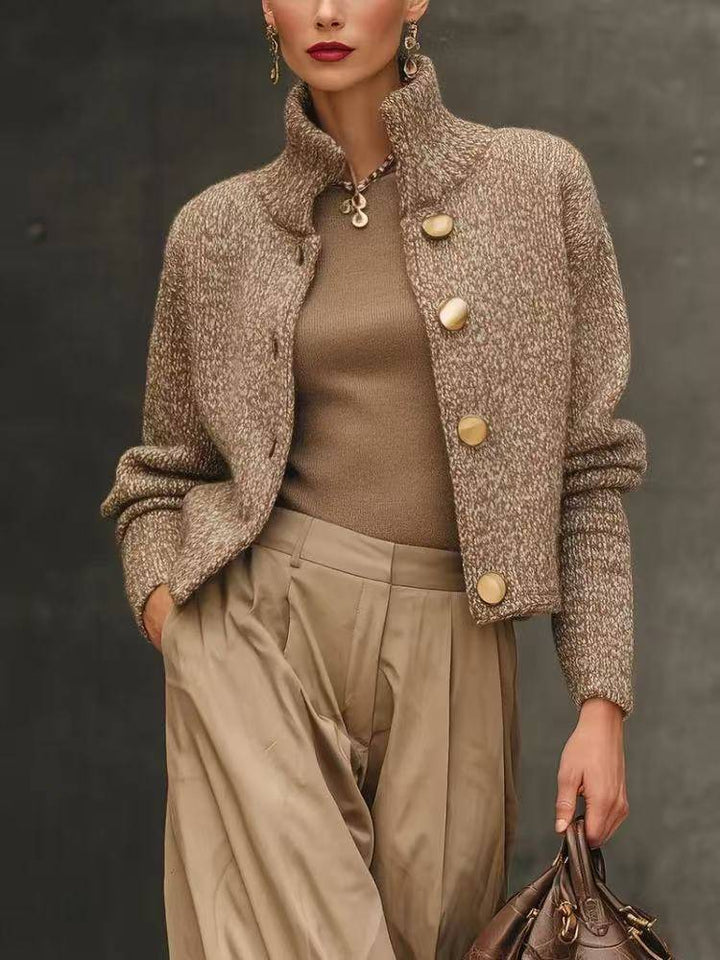 Cardigã feminino marrom com gola alta e botões. Modelo curto elegante, ideal para criar looks de inverno.