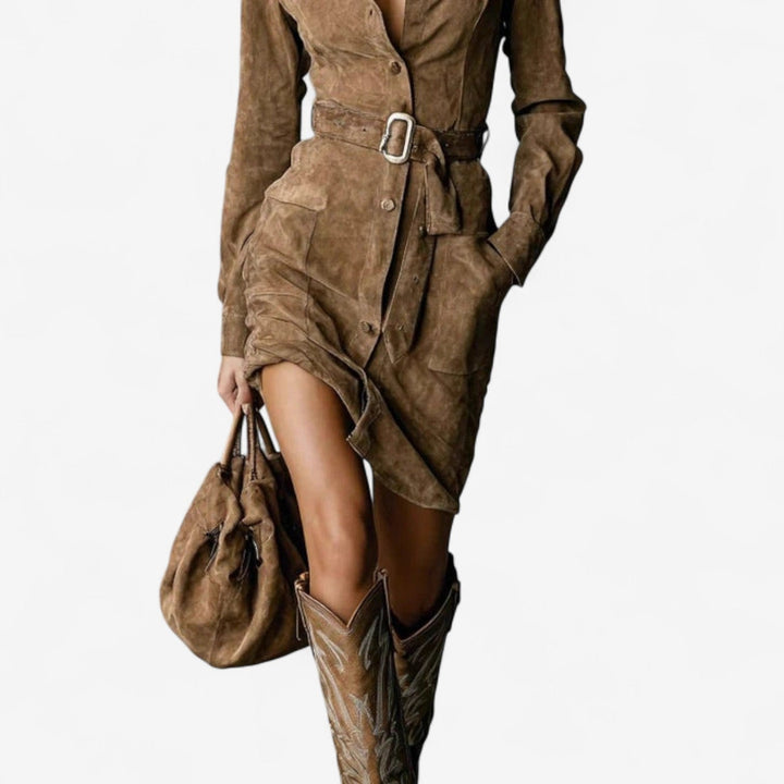 Mulher vestindo vestido midi camelo versátil com cinto, perfeito para ocasiões casuais ou sociais, moda outono.