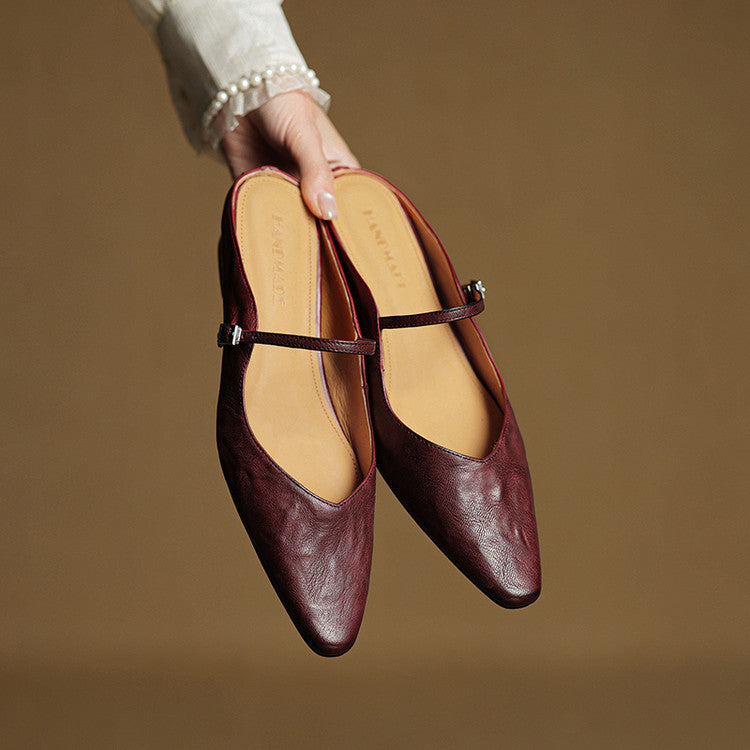 Detalhe do salto no sapato de tacão Orella, elegante e estável, proporcionando conforto à mulher.