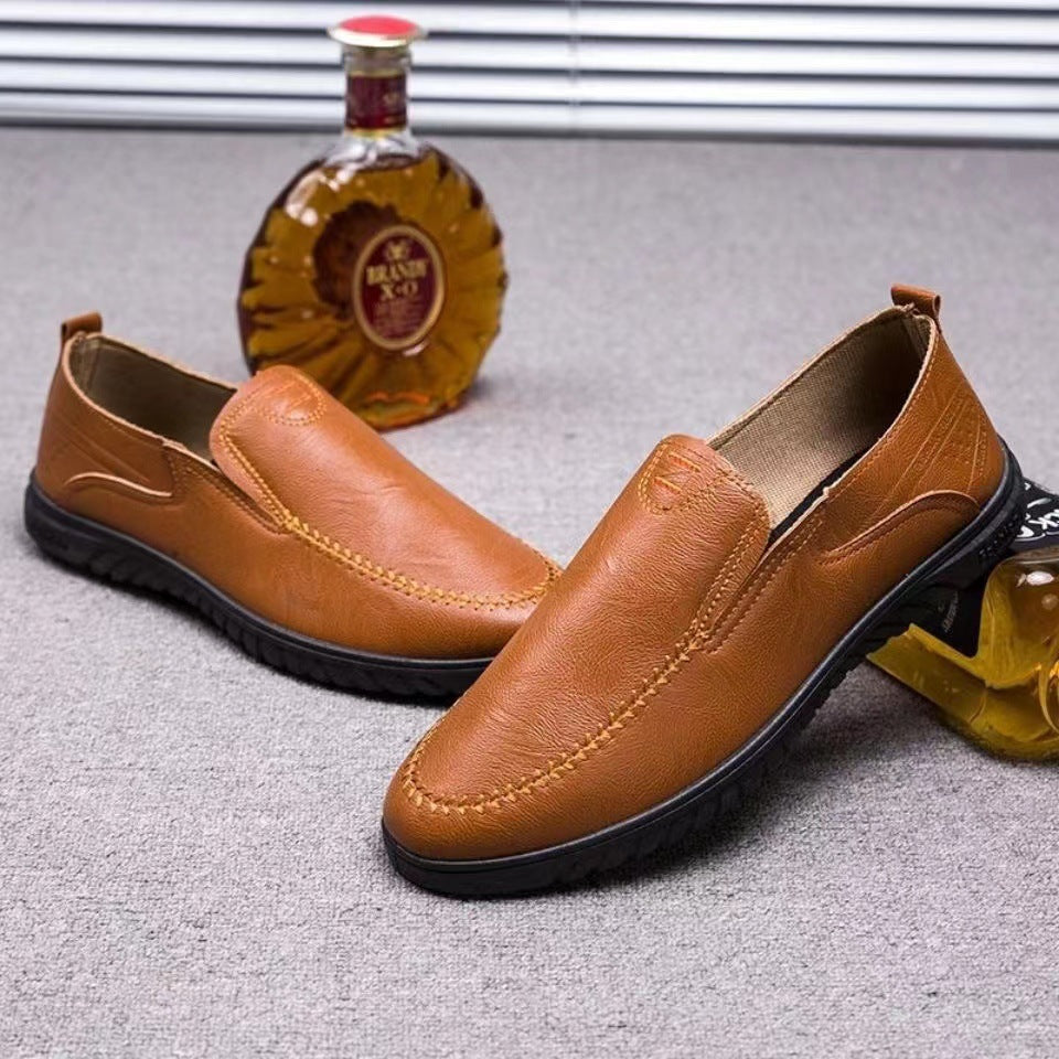 Mocassim de couro masculino versátil, disponível em preto e marrom, para looks casuais ou formais com conforto.