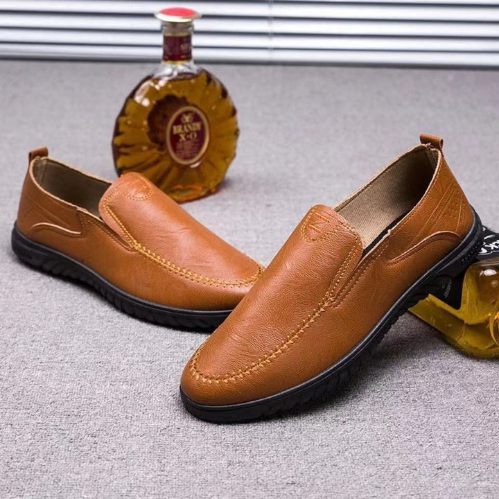 Mocassim de couro masculino versátil, disponível em preto e marrom, para looks casuais ou formais com conforto.