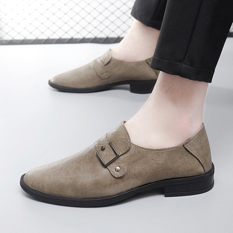 Par de mocassins masculinos premium em couro, com fivela, simbolizando elegância, durabilidade e luxo.