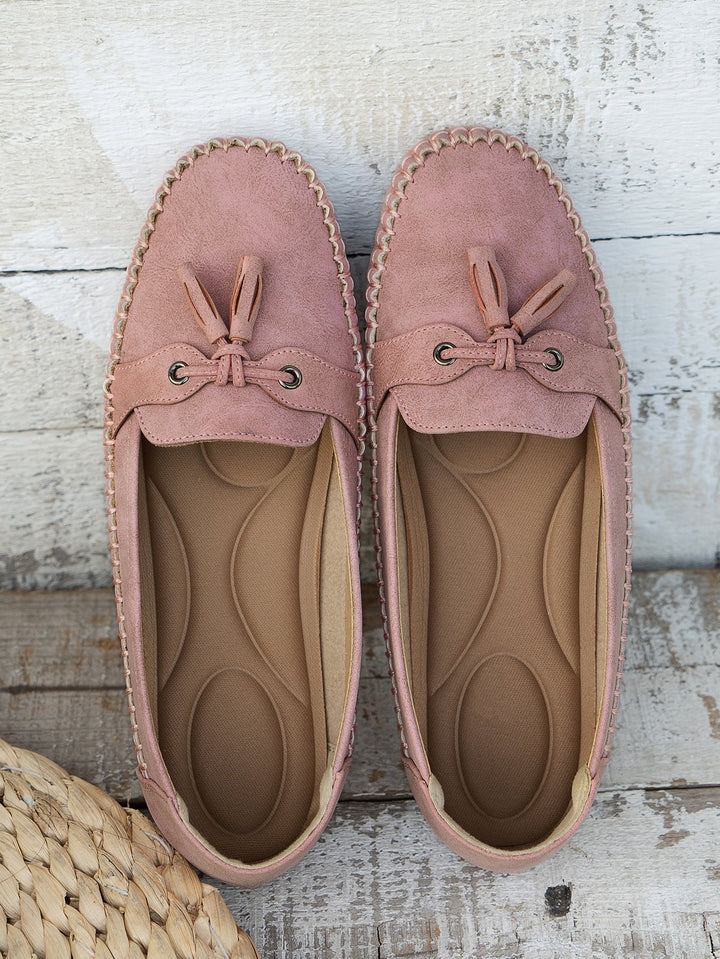 Mocassim feminino Elisa, detalhe do acabamento e conforto superior.