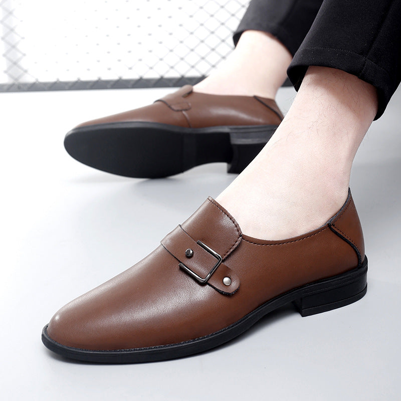 Calçado mocassim masculino versátil em couro, com fivela elegante, adequado para uso casual e social.