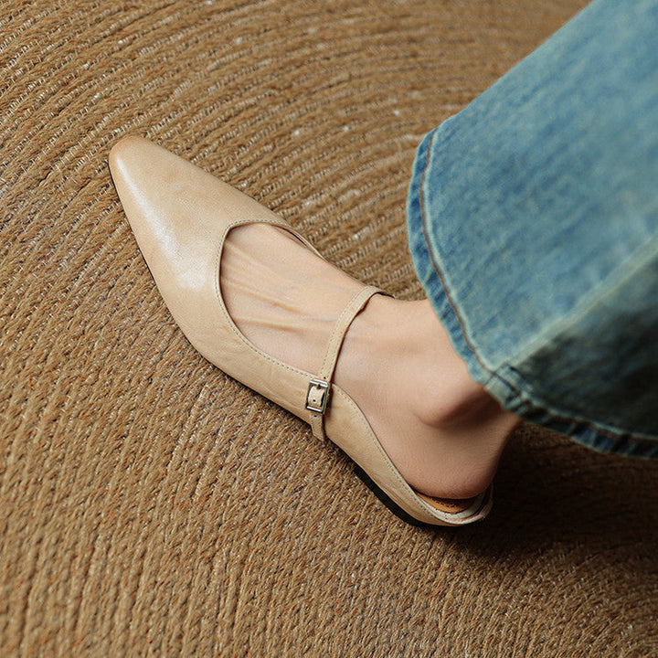 Sapatos femininos Orella de tacão, design clássico e confortável, ideal para a mulher moderna.