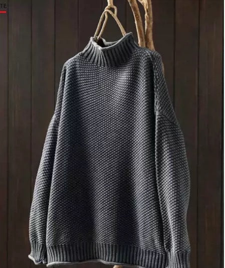 Textura de malha macia no suéter feminino, essencial para um look confortável e estiloso de inverno.