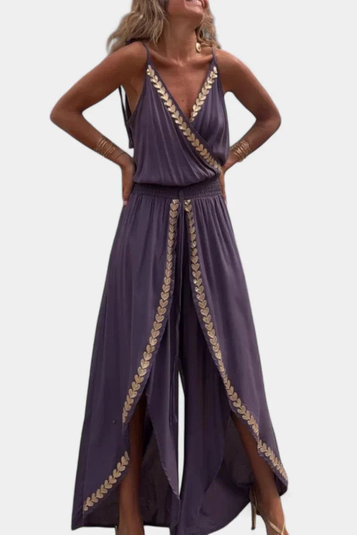 Roupa feminina elegante: macacão com decote cruzado, detalhes dourados e costas abertas, ideal para férias de verão.