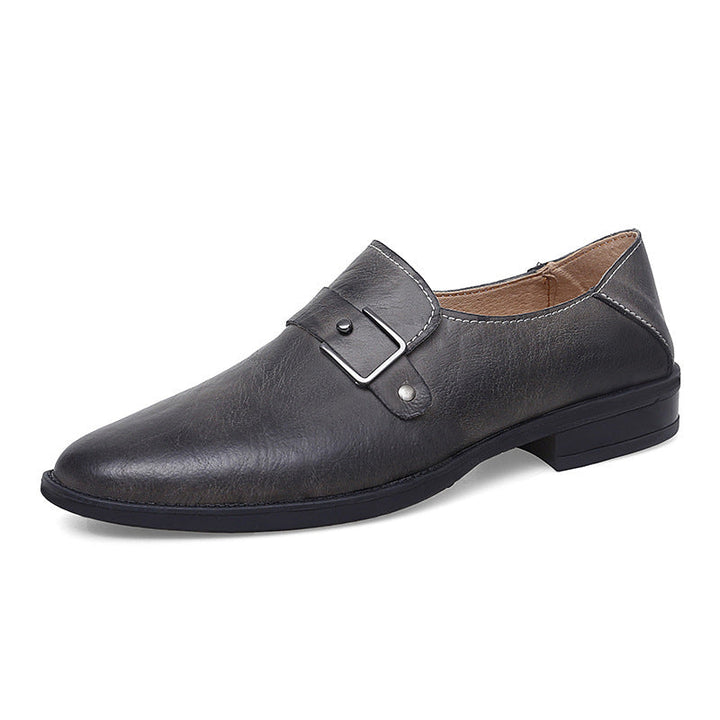 Detalhe da fivela metálica no mocassim masculino de couro, evidenciando o toque de luxo e elegância do calçado.