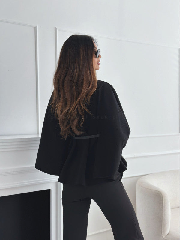 Moda outono/inverno: Casaco feminino elegante vermelho de cintura fina. Agasalho chique e versátil.