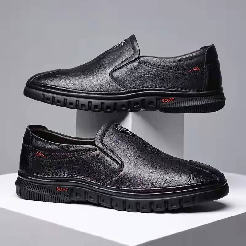 Homem usando mocassins de couro marrom genuíno. Ideal para estilo casual ou social, oferece conforto e aderência.