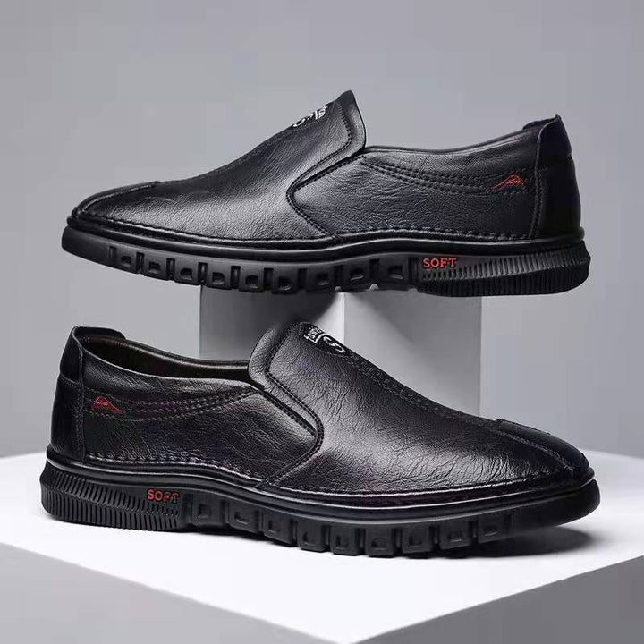 Homem usando mocassins de couro marrom genuíno. Ideal para estilo casual ou social, oferece conforto e aderência.