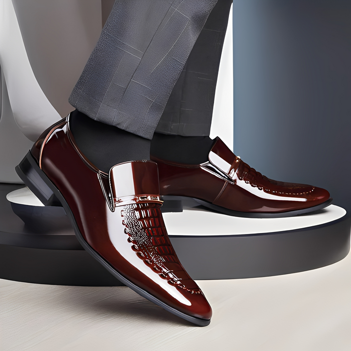 Sapatos sociais masculinos formais pretos com textura e brilho, ideais para negócios e eventos elegantes.