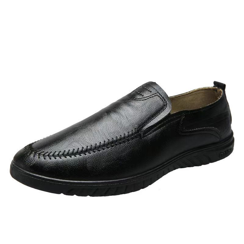 Par de mocassins de couro masculino, artesanal, oferece elegância e conforto superior. Calçado durável.
