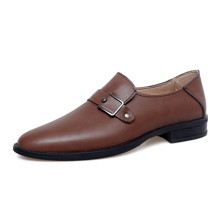 Vista lateral do mocassim masculino de couro, destacando a fivela elegante e o acabamento premium do sapato.