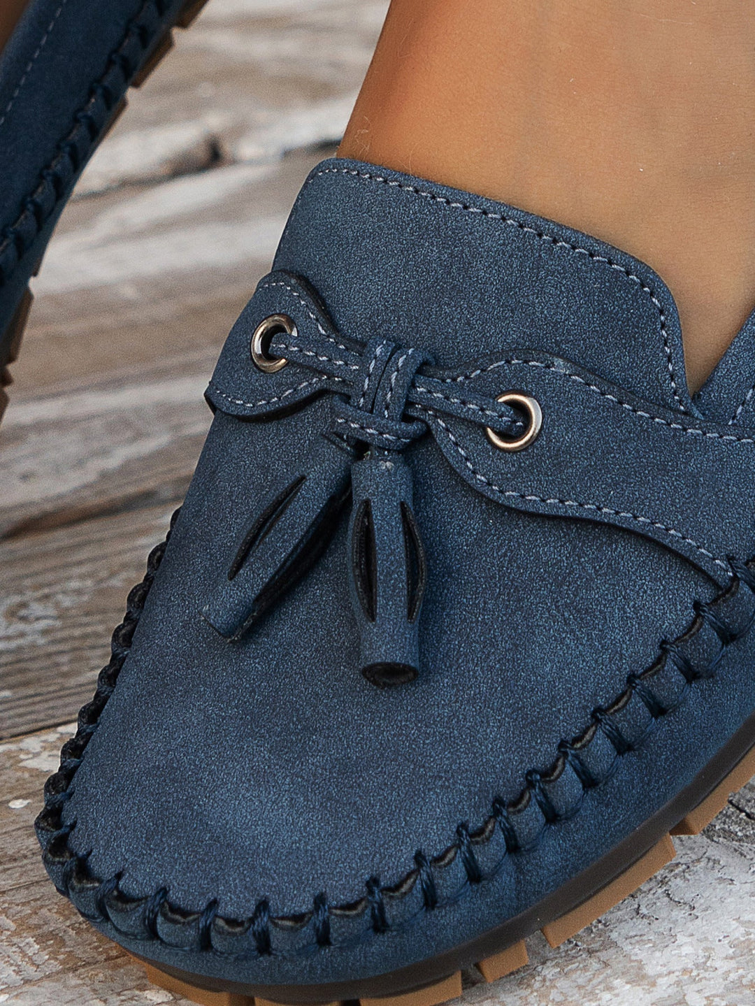 Mocassim feminino Elisa, complementando um look casual chique com versatilidade.
