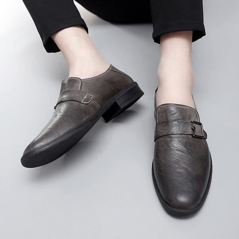 Mocassim masculino preto de couro com fivela, um calçado social e casual, sinônimo de conforto e estilo.
