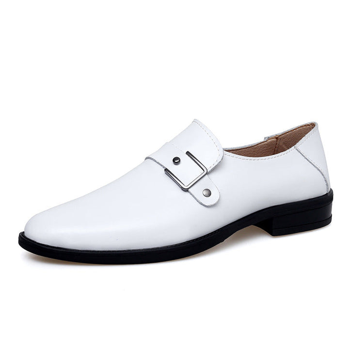 Mocassim masculino de couro preto com fivela prateada, elegante e versátil para looks sociais e casuais.