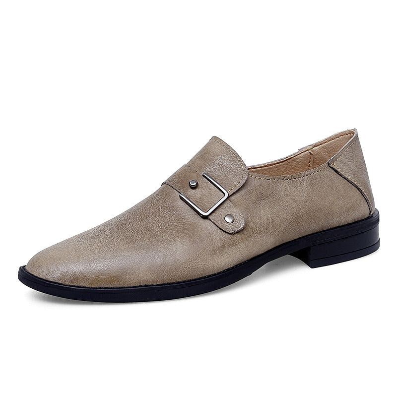 Sapato mocassim social masculino elegante, em couro macio, com fivela, perfeito para eventos formais.