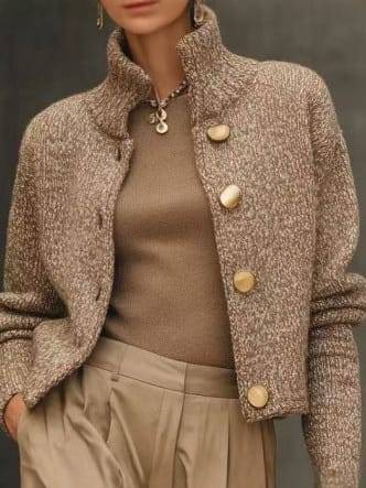 Cardigã feminino curto marrom com gola alta e botões. Peça elegante e versátil para moda outono/inverno.