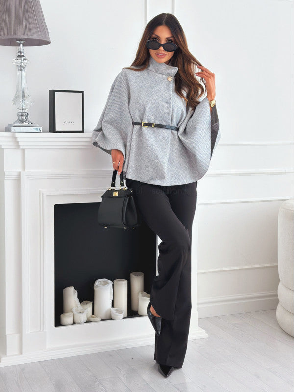 Agasalho feminino elegante cinza, com cintura fina. Perfeito para a moda outono/inverno. Estilo chique.