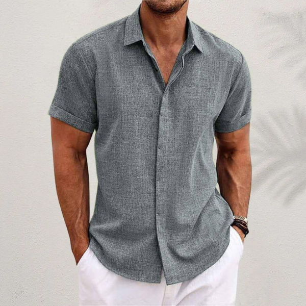 Estilosa camisa masculina de verão com manga curta e tecido leve, perfeita para moda casual.