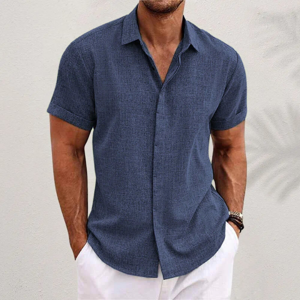 Camisa masculina relaxada, manga curta. Leveza e conforto essenciais para o estilo casual de verão.