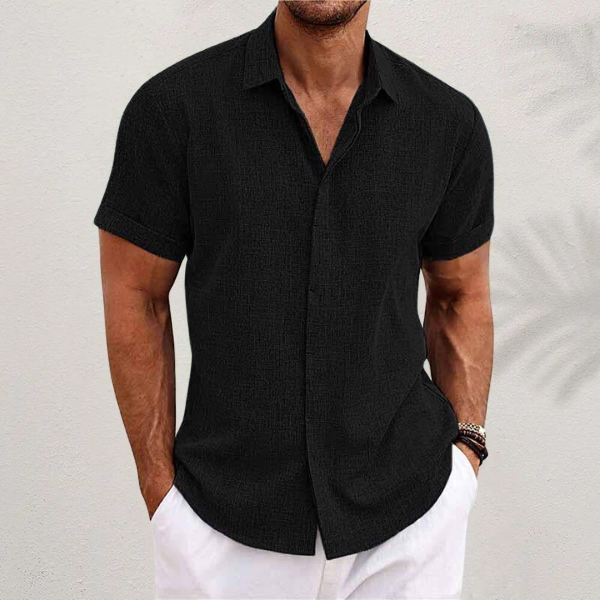 Detalhe da textura da camisa masculina de manga curta, leve e fresca. Essencial para o verão casual.