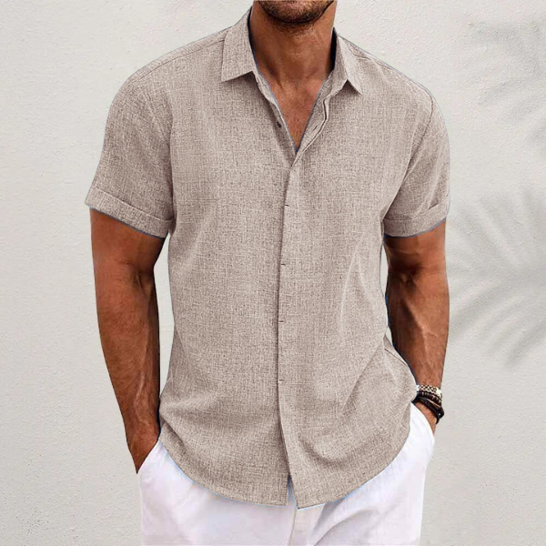 Modelo usando camisa masculina casual de manga curta, leve, com estilo e conforto para o verão.
